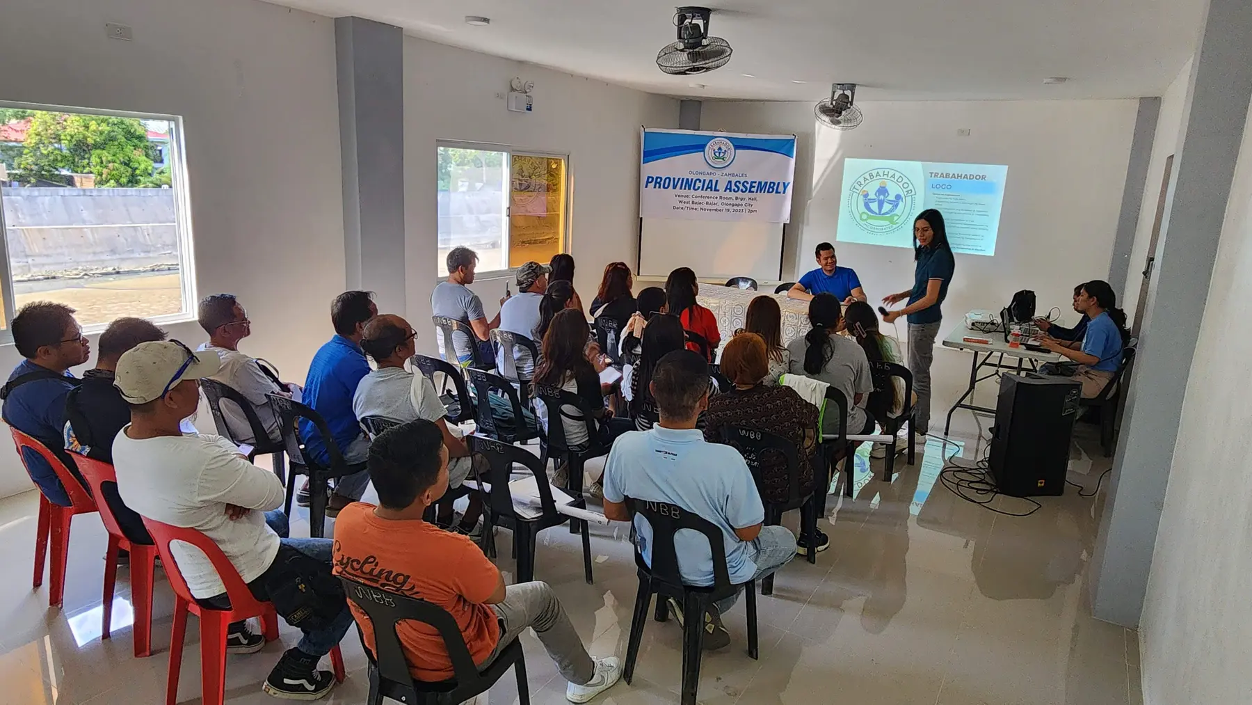 Mga manggagawa sa isang TRABAHADOR provincial assembly